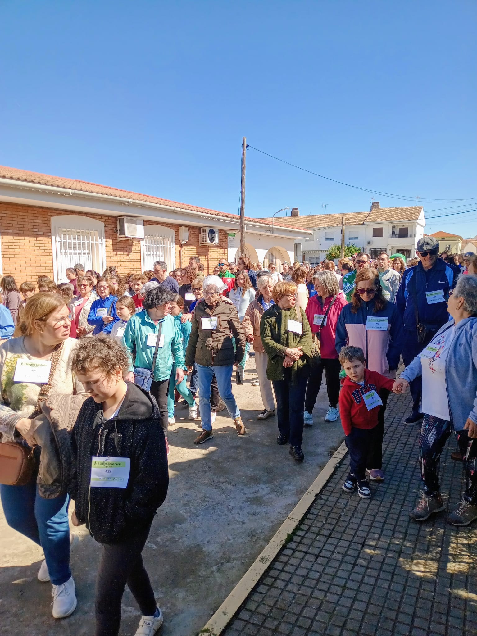 Más de 300 personas participan en Cabeza del Buey en la I Marcha solidaria por la salud