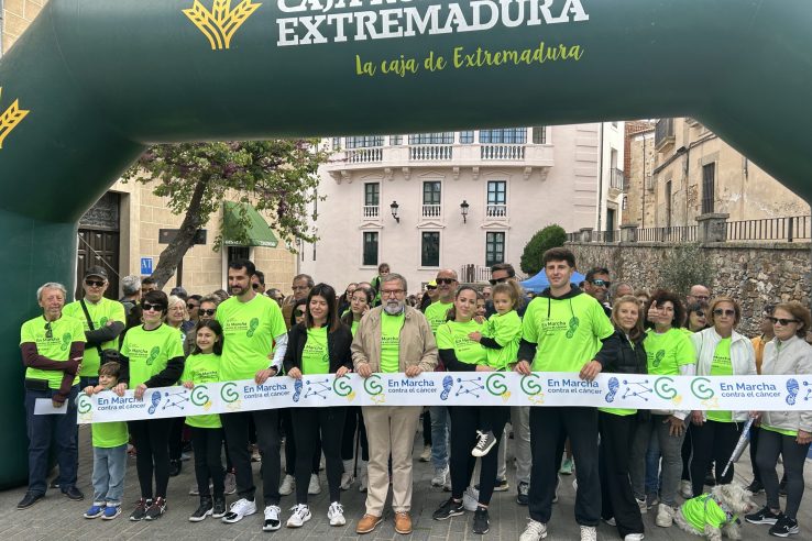 Más de 3.000 personas participan en la VIII Marcha por la investigación contra el cáncer en Cáceres
