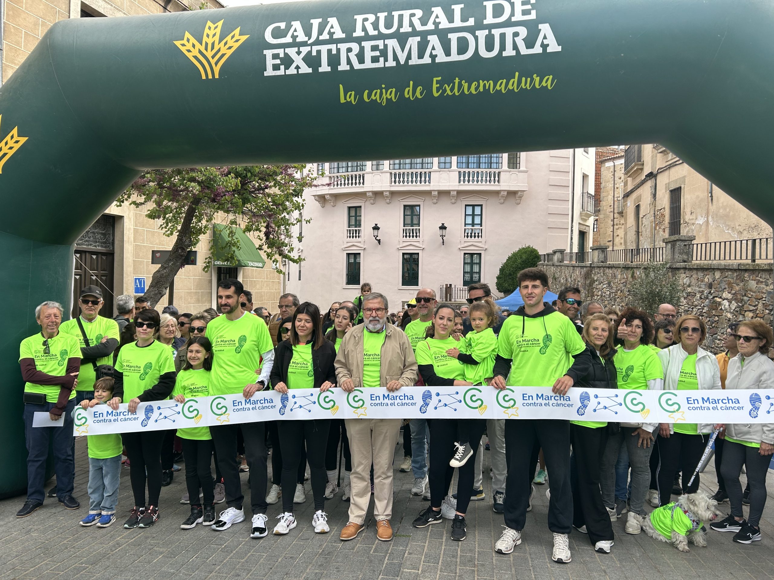 Más de 3.000 personas participan en la VIII Marcha por la investigación contra el cáncer en Cáceres