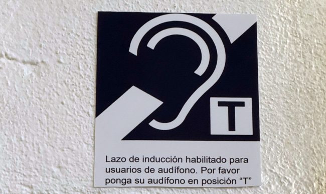 El Hospital-Centro Vivo de Badajoz ofrece un lazo de inducción para usuarios con audífono