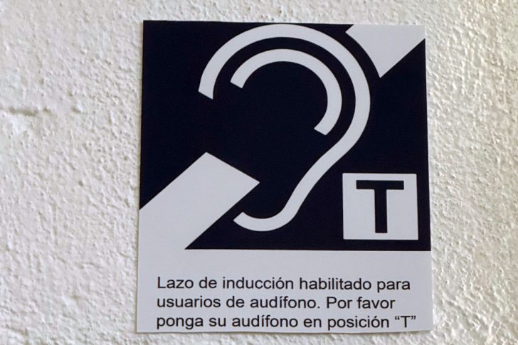 El Hospital-Centro Vivo de Badajoz ofrece un lazo de inducción para usuarios con audífono