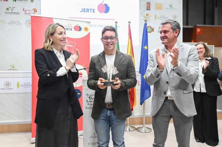 la Denominación de Origen Protegida Cereza del Jerte otorga el Premio Picota 2026 a Guillermo Gracia