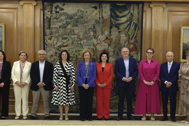 La reina Sofía recibe a AFAD Recuerda Extremadura por sus 25 años de labor en demencias y dependencia