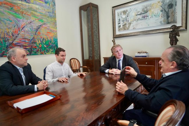 Fundación Primera Fila presenta el proyecto de comunicación aumentativa y alternativa '3VA' al alcalde de Badajoz, Ignacio Gragera