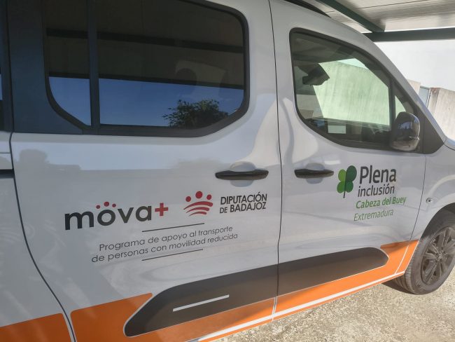 La Diputación de Badajoz colabora con Plena inclusión Cabeza del Buey con un nuevo vehículo eléctrico adaptado