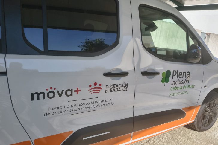 La Diputación de Badajoz colabora con Plena inclusión Cabeza del Buey con un nuevo vehículo eléctrico adaptado