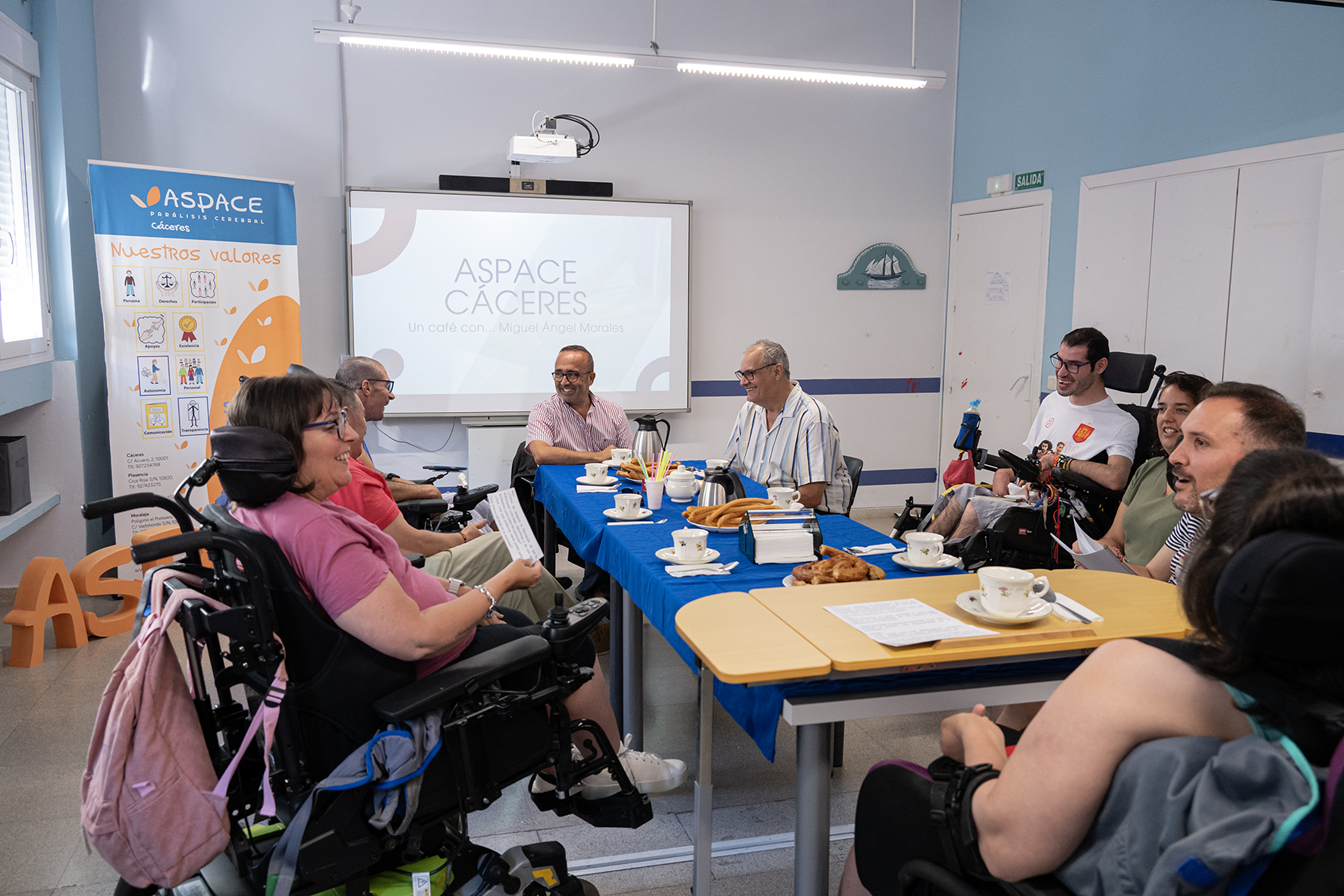 El presidente de la Diputación de Cáceres participa en la iniciativa 'Un café con...' de Aspace Cáceres