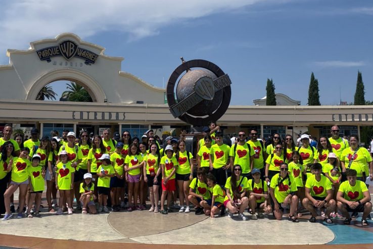 La marea amarilla de ADMO conquista la Warner en el VII Respiro Familiar de Verano