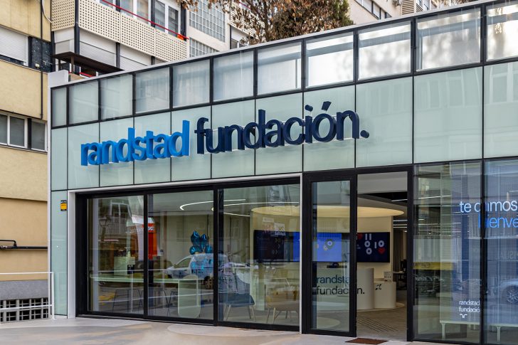Las personas con discapacidad mejoran su formación, pero siguen atrapadas en empleos con menor proyección de futuro