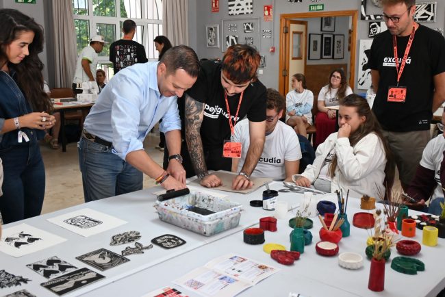 El campo de voluntariado 'Art Brut' reúne en Valencia de Alcántara a jóvenes y personas con discapacidad intelectual a través de la creación artística