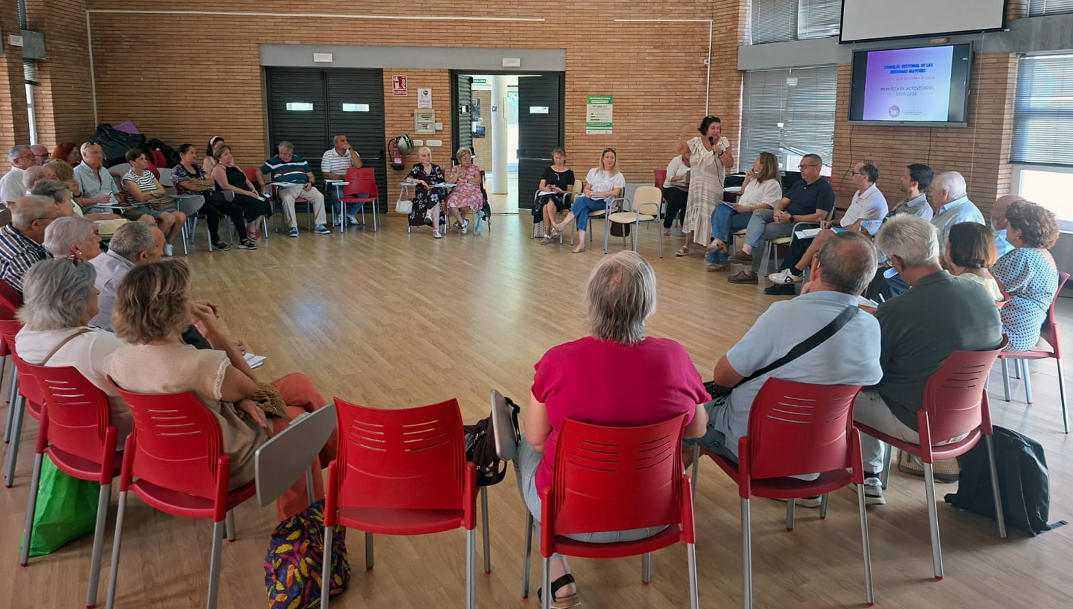 20260925_mayores_caceres El Ayuntamiento de Cáceres destina 25.000 euros a 13 asociaciones de personas mayores de la ciudad