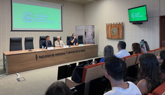 La Asociación Española Contra el Cáncer acerca la ciencia a los pacientes en una jornada en Badajoz