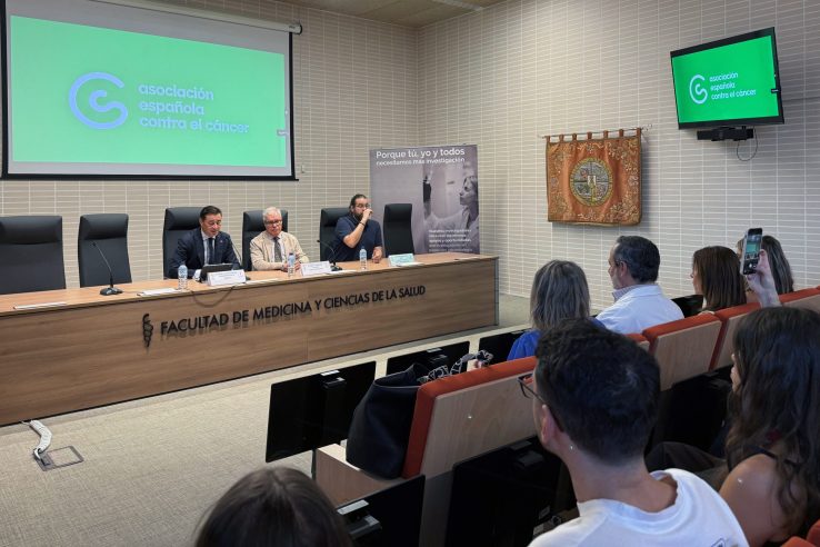 La Asociación Española Contra el Cáncer acerca la ciencia a los pacientes en una jornada en Badajoz