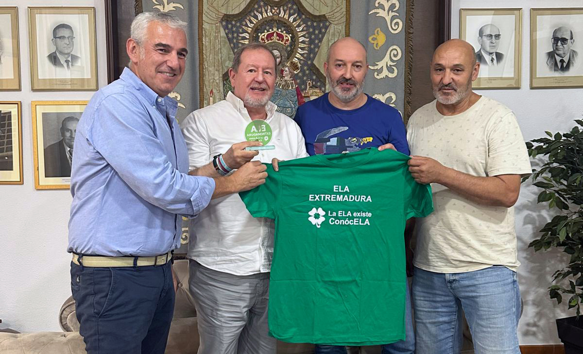 20261004_solidaridad_virgemontana La Cofradía de la Santísima Virgen de la Montaña dona una cama articulada y una grúa de traslado a la Asociación ELA de Cáceres