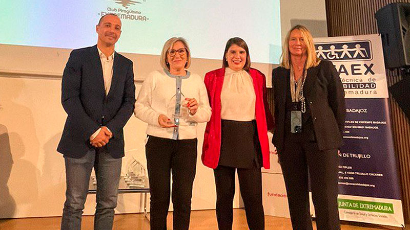 Club Piragüismo Extremadura OTAEX premia al Club Piragüismo Extremadura por su propuesta de hacer accesible el pantalán del río Guadiana en Badajoz