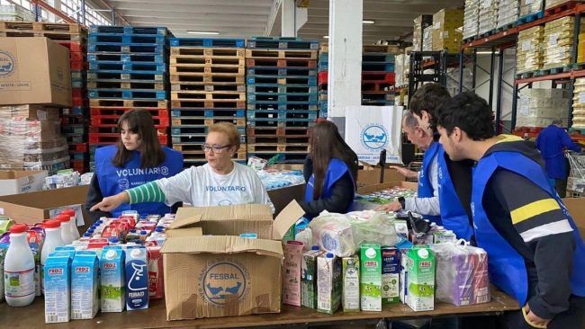 El Banco de Alimentos de Cáceres recibe aceite y leche a través de una donación de la Fundación Amancio Ortega