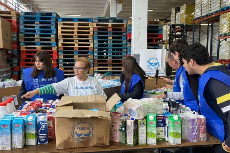 El Banco de Alimentos de Cáceres recibe aceite y leche a través de una donación de la Fundación Amancio Ortega