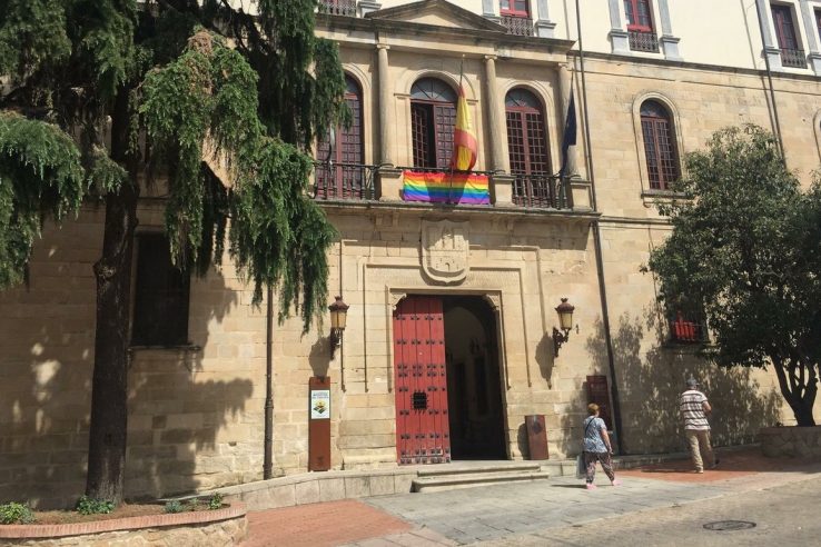 APAMEX solicita a la alcaldesa de Trujillo que se intervenga en la rampa de entrada al Ayuntamiento para mejorar su accesibilidad