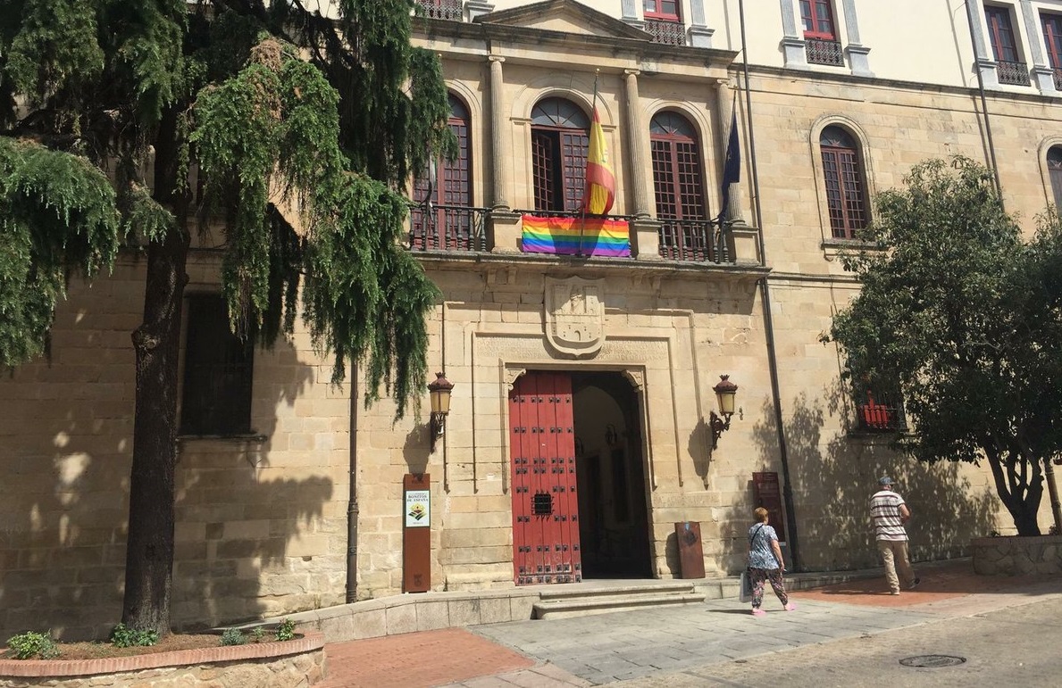 APAMEX solicita a la alcaldesa de Trujillo que se intervenga en la rampa de entrada al Ayuntamiento para mejorar su accesibilidad