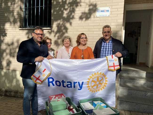 El Rotary Club Cáceres San Jorge entrega calzado infantil a Red Madre y a la Casa de la Mujer