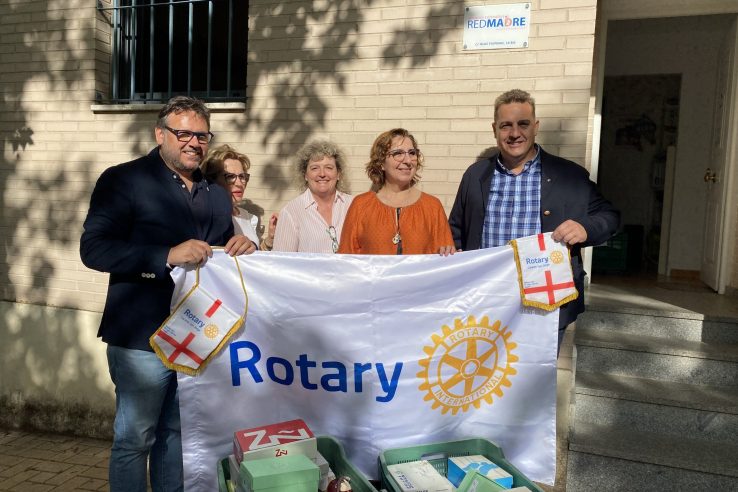 El Rotary Club Cáceres San Jorge entrega calzado infantil a Red Madre y a la Casa de la Mujer