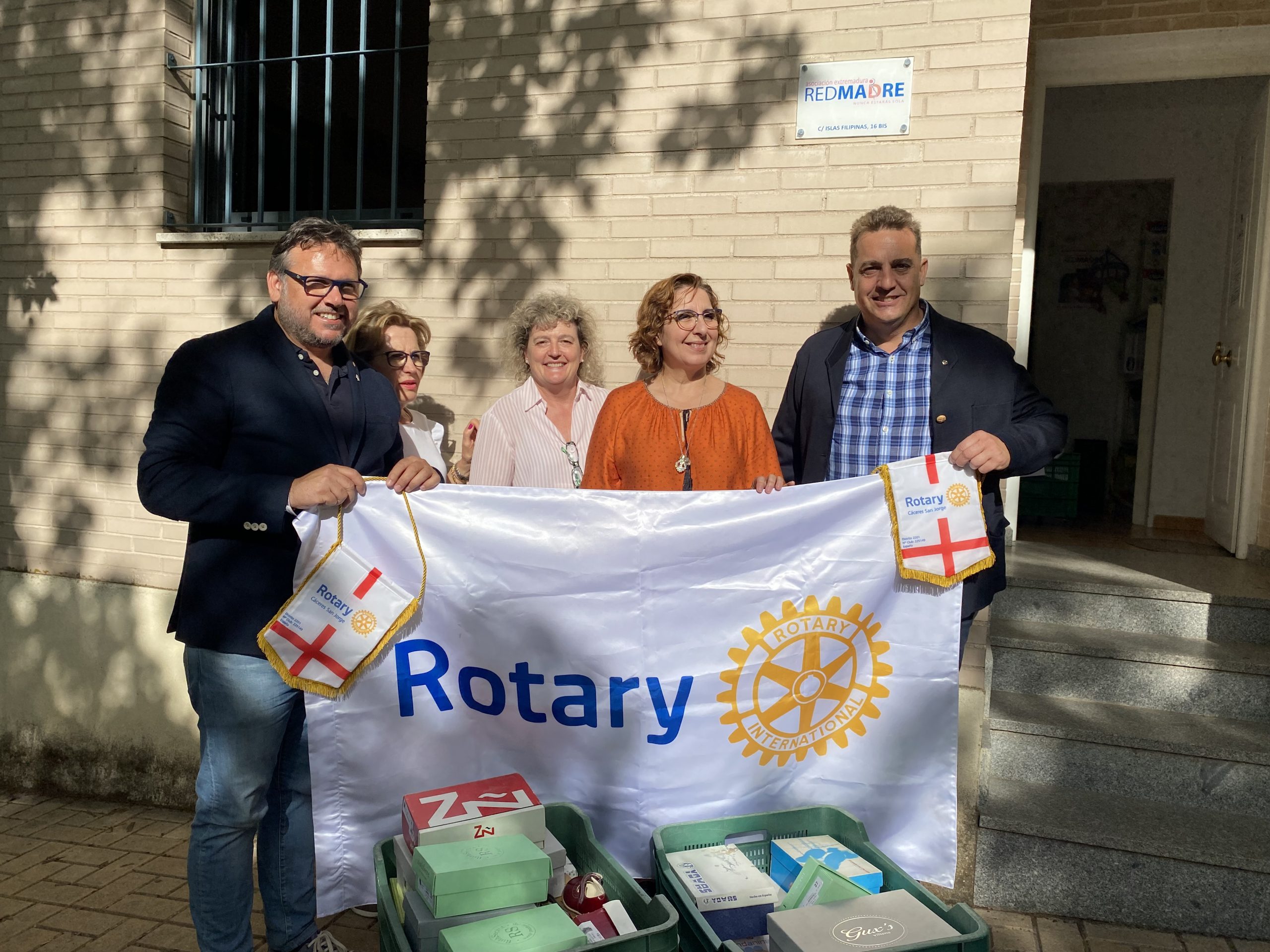 El Rotary Club Cáceres San Jorge entrega calzado infantil a Red Madre y a la Casa de la Mujer