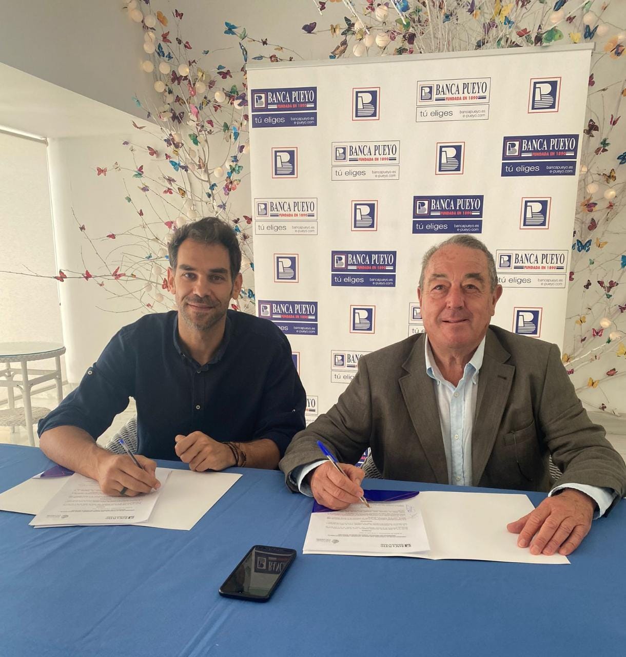 José Manuel Calderón y Javier del Pueyo Cortijo La Fundación José Manuel Calderón y Banca Pueyo renuevan su apuesta por el ocio saludable a través del programa 'Ponle un tapón al botellón'