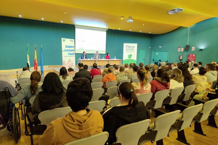 Plena Inclusión Extremadura reivindica más libros en lectura fácil para las bibliotecas de la región