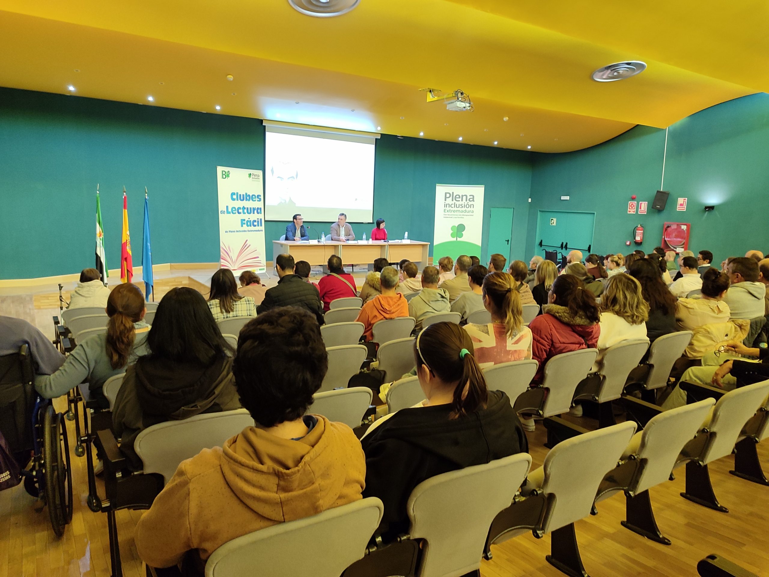 Plena Inclusión Extremadura reivindica más libros en lectura fácil para las bibliotecas de la región