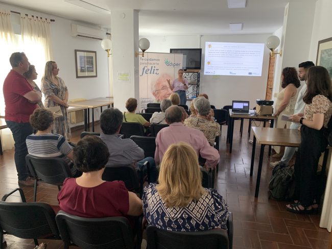 El Ayuntamiento de Los Santos de Maimona y Adiper desarrollan el proyecto 'Espacios amigables con los mayores'