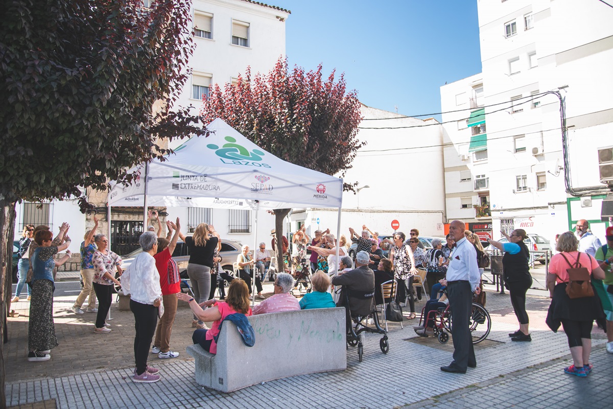 El programa Lazos presenta en la barriada de La Antigua de Mérida su nuevo proyecto de atención a los mayores