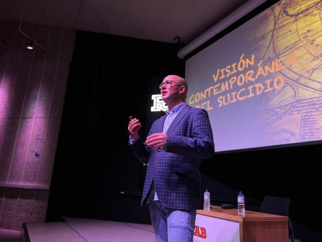 Gran éxito de la conferencia sobre el suicidio, del reconocido psicólogo Pedro Martín-Barrajón, en Badajoz