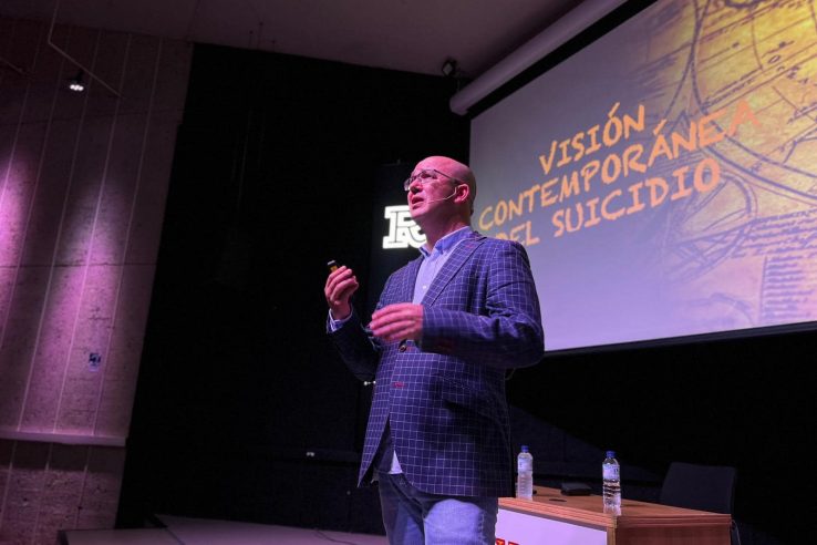 Gran éxito de la conferencia sobre el suicidio, del reconocido psicólogo Pedro Martín-Barrajón, en Badajoz