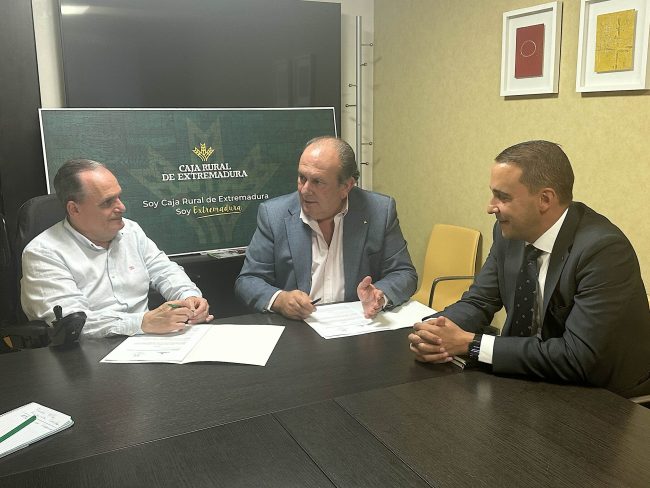Caja Rural de Extremadura firma dos convenios de colaboración con Cocemfe y Fundación Primera Fila