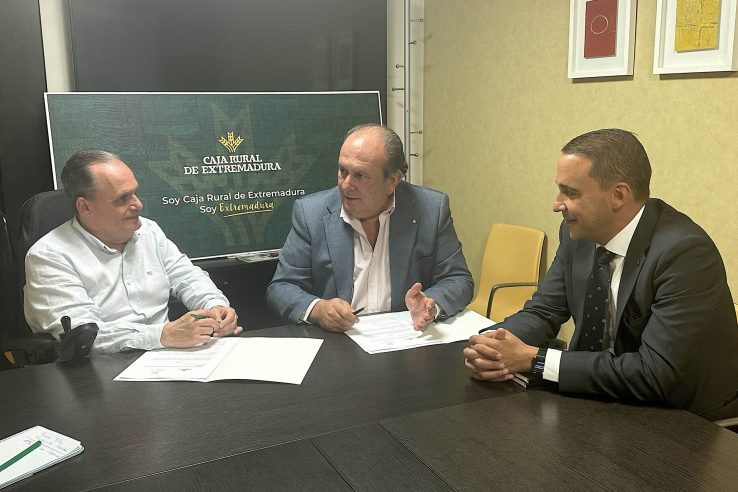 Caja Rural de Extremadura firma dos convenios de colaboración con Cocemfe y Fundación Primera Fila